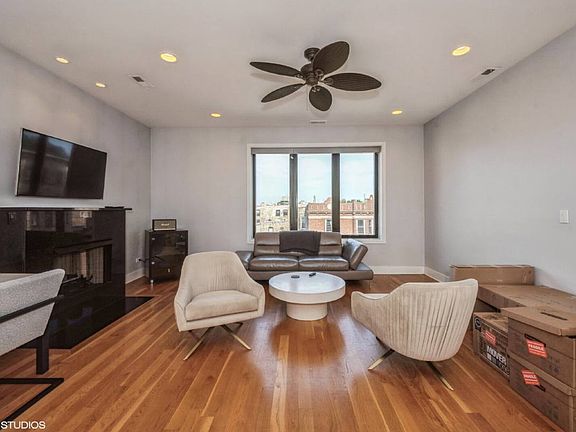 5th image of 1136 N California Ave APT 401