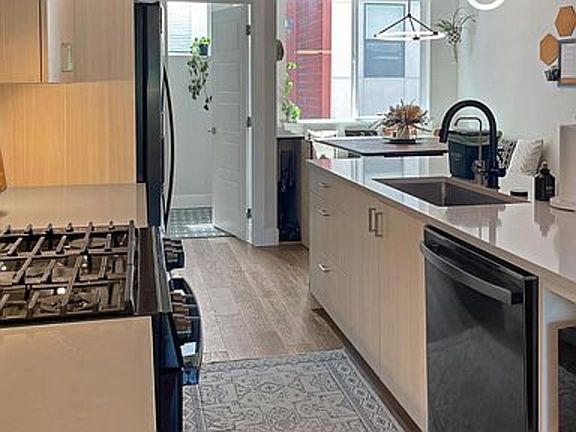 4th image of 2350 Tremont Pl Unit 9