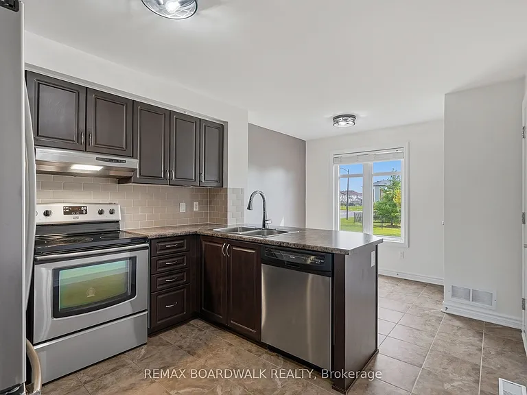 2330 Esprit Dr — Photo 2