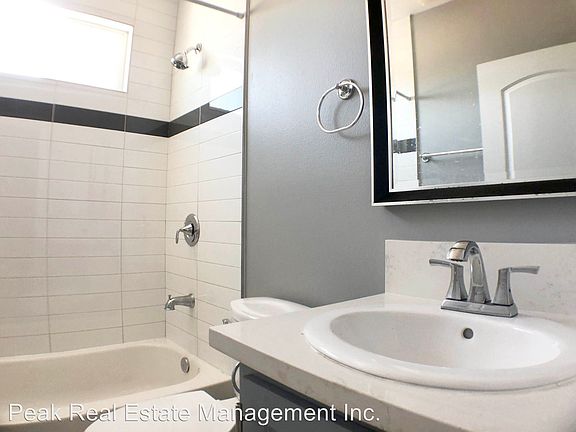 5th image of 408 Sloat St #8509630