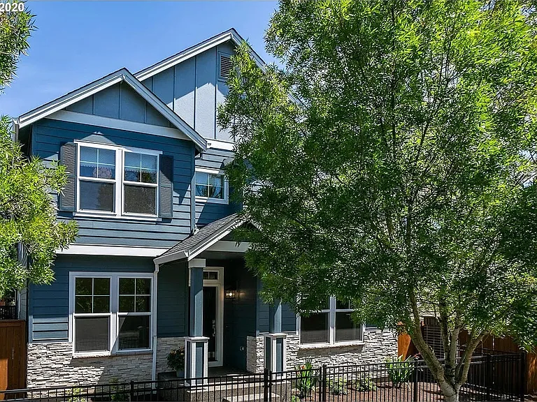 153 NE Porto Way — Photo 1