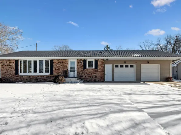 1217 N 4th St, Manchester, IA 52057