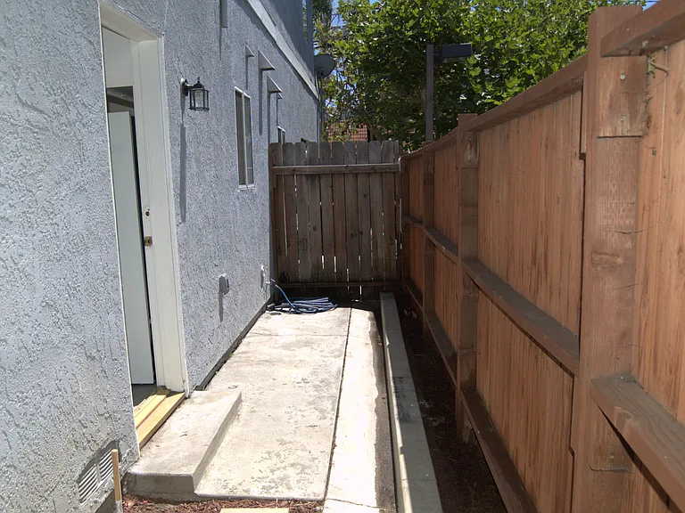 1323 W Palmyra Ave #B — Photo 10