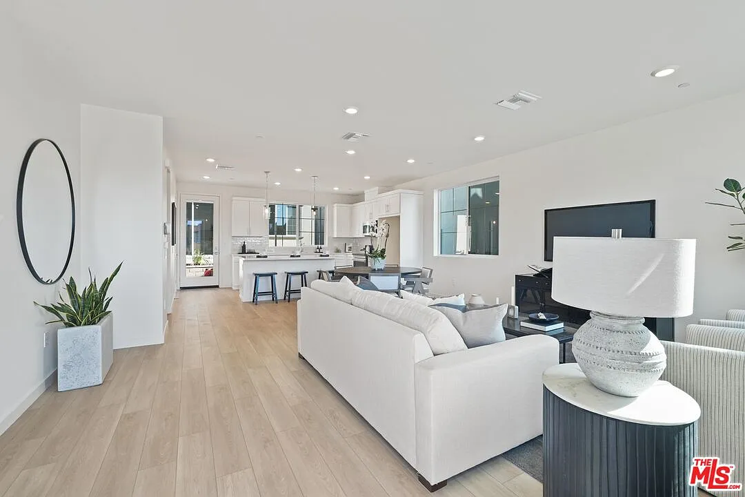3 bed, 2.5 bath, 1908 sqft, $4,900 — Photo 2