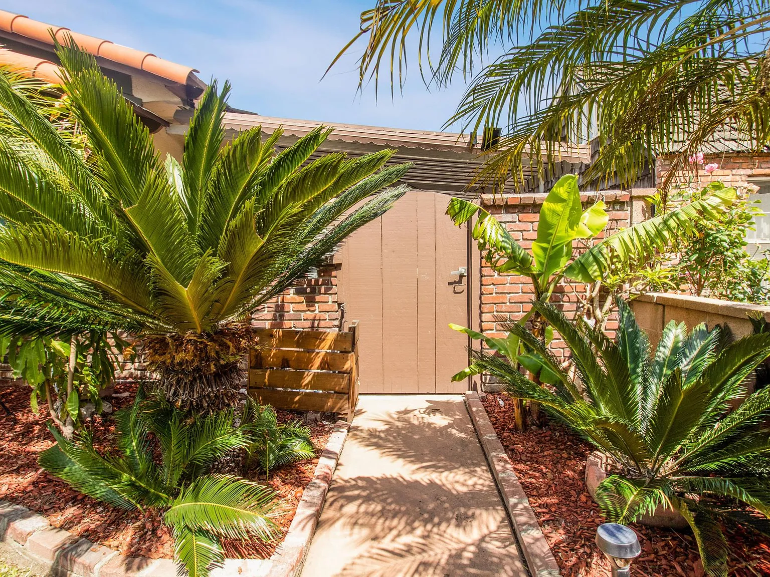 5 bed, 2500 sqft, $14,000 — Photo 1