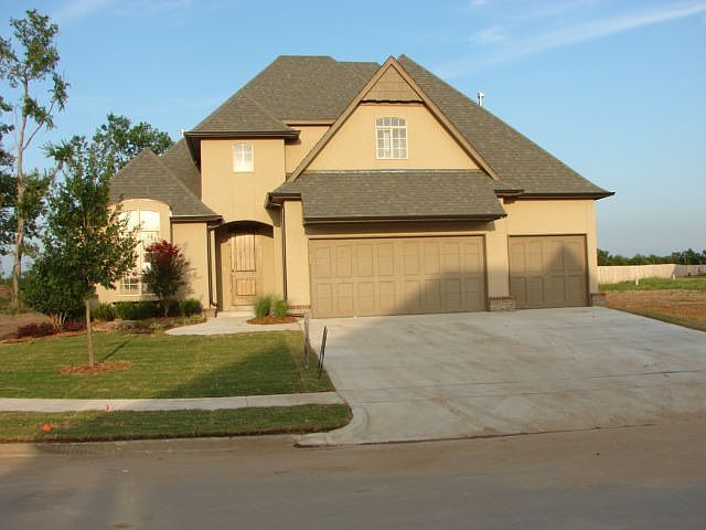 1021 S Kalanchoe Ave