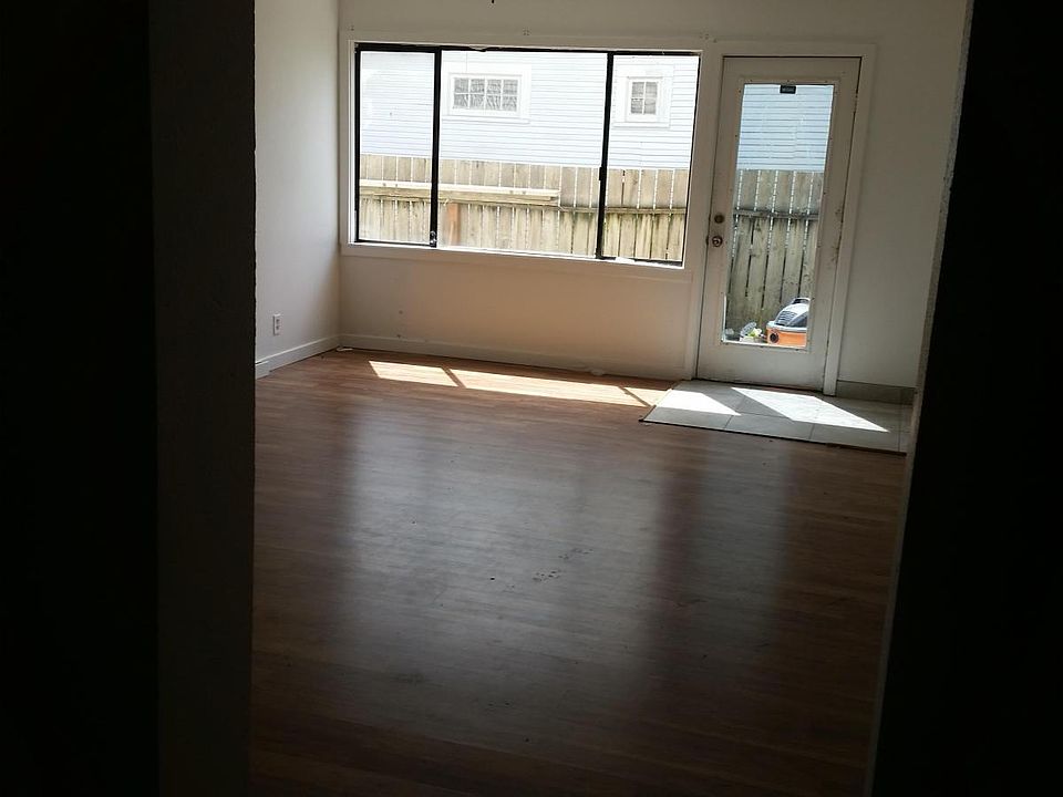 1st image of 517 F St SE APT 2