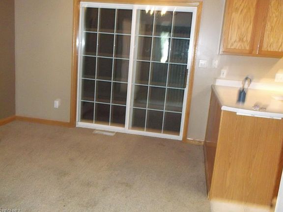 3rd image of 890 Jerry Dr