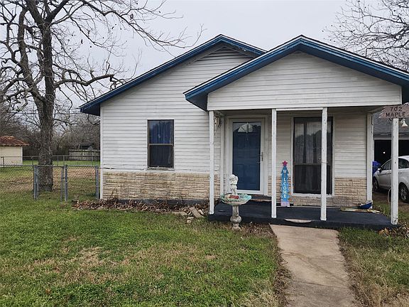 3rd image of 702 Maple St