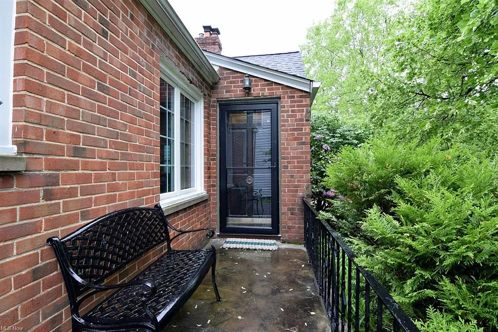 3 bed, 1393 sqft, $2,500 — Photo 2