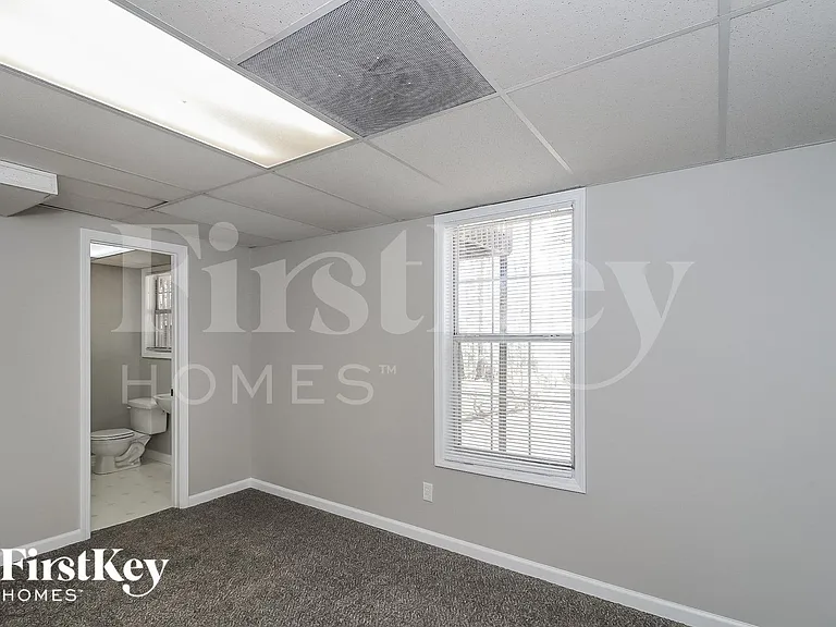142 N Springs Dr — Photo 9
