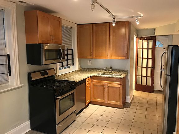 3rd image of 3722 N Janssen Ave #G