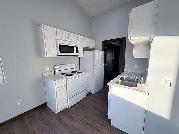 3rd image of 809 E 7th St #1