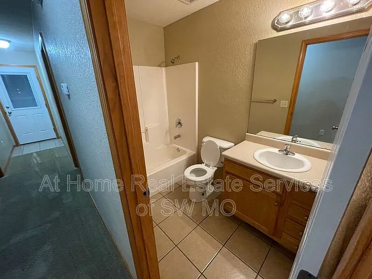 933 N Madison Ave — Photo 4