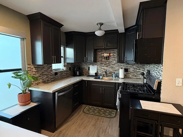 772 Meadowhawk Dr — Photo 2