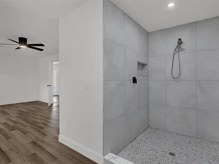 2433 Benjamin Dr — Photo 18