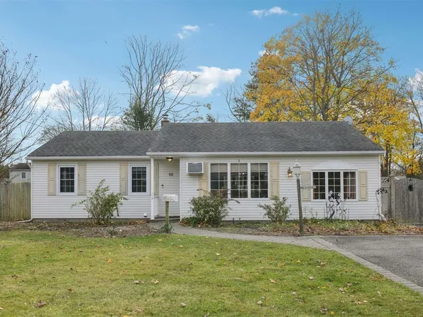 10 Dogwood Lane, East Patchogue, NY 11772