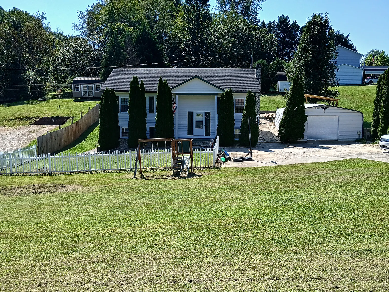 4 bed, 1.5 bath, 2062 sqft, $1,895 — Photo 1