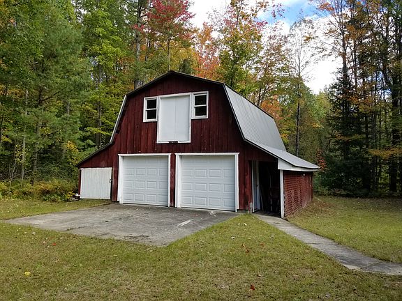 Huge barn w/loft, 2 car dee 