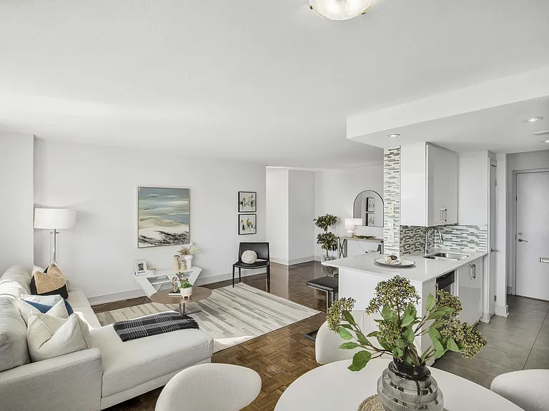 225 Davisville Ave — Photo 5