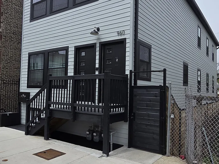 960 W 18th Pl #1 — Photo 1