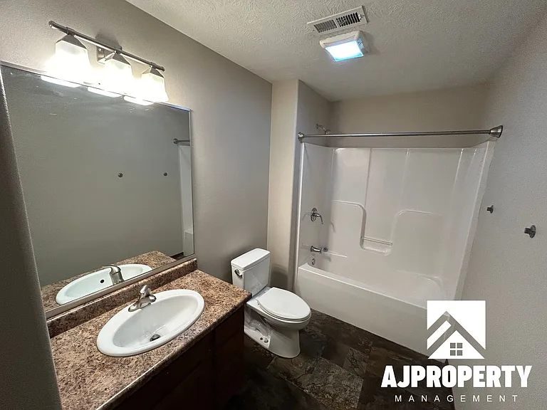1040 N Main Ave — Photo 14