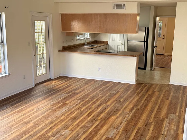 2511 Golden Park Ln — Photo 5