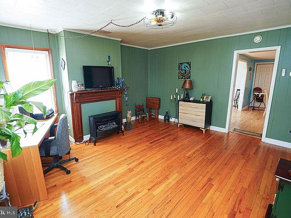 4th image of 212 Main St