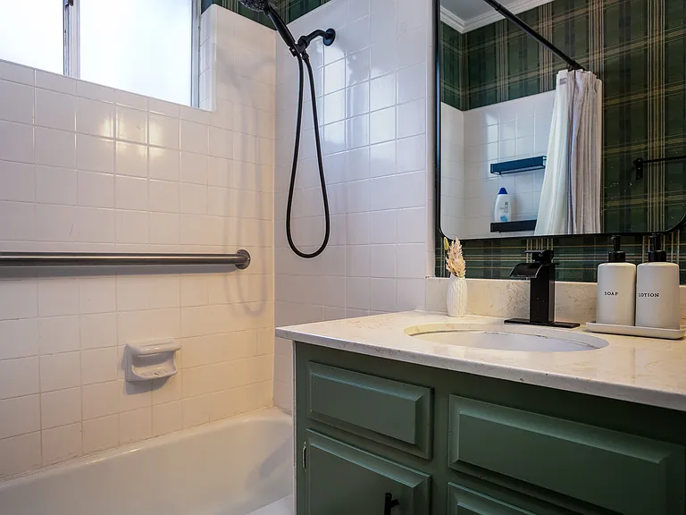 720 Buckingham Sq — Photo 40