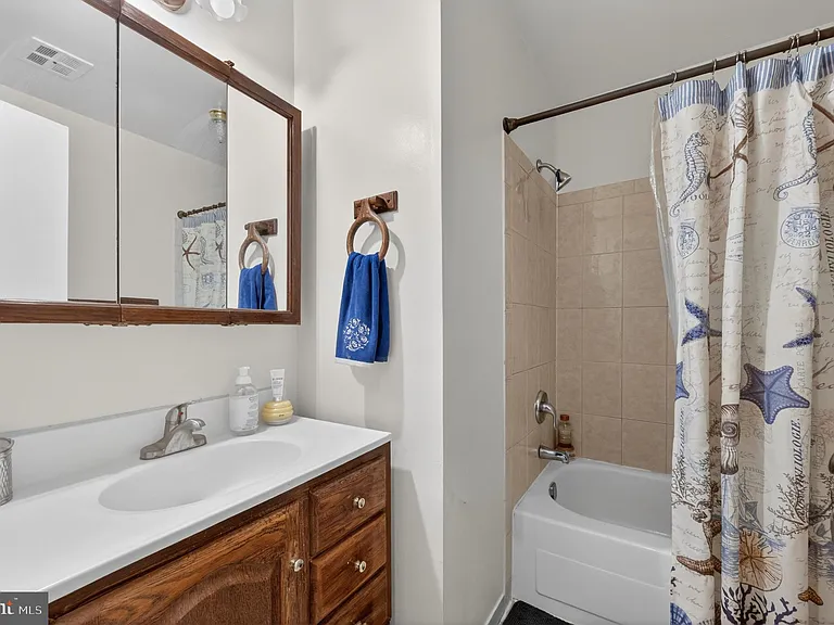 8815 Newport Ct — Photo 23