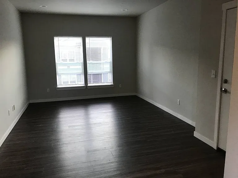 2039 Washington St — Photo 2