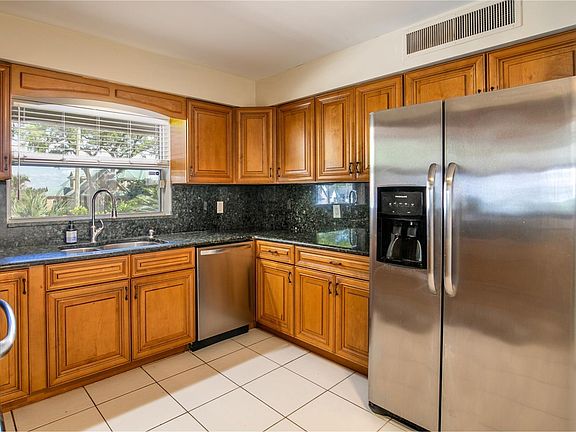 5th image of 805 N Shore Dr