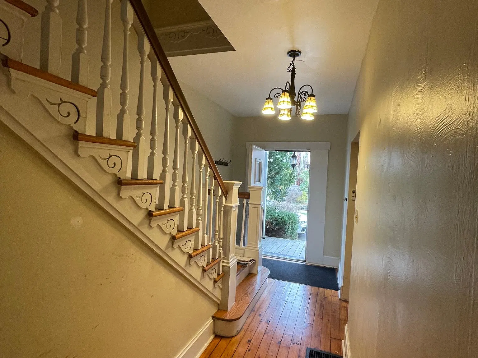 3 bed, 1.5 bath, 2088 sqft, $2,250 — Photo 2