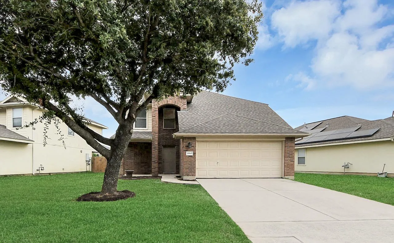 4 bed, 2.5 bath, 2110 sqft, $1,965 — Photo 2