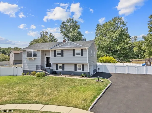 83 Larkspur Ln, Clifton City, NJ 07013