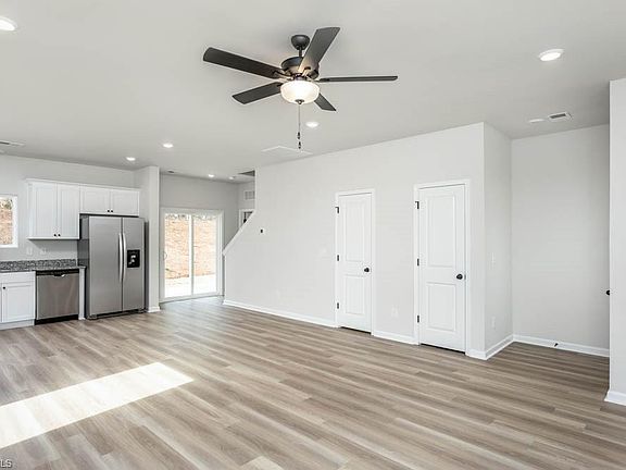 2nd image of 1076 Jonestown Rd