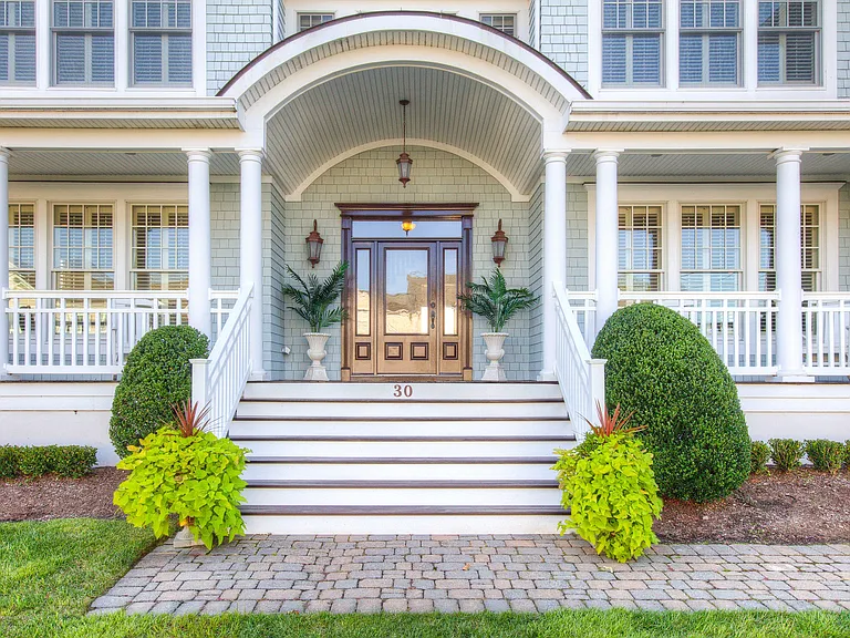 30 Columbus Dr — Photo 4