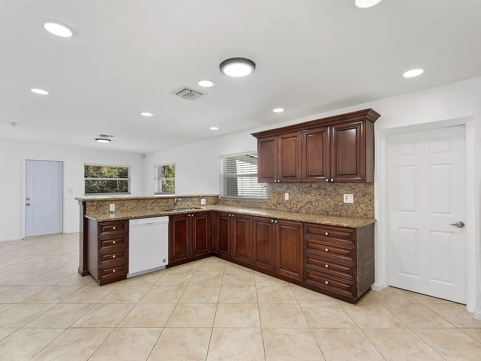 3 bed, 1362 sqft, $3,200 — Photo 3