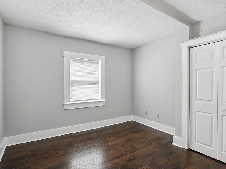 923 W Victory Dr — Photo 8