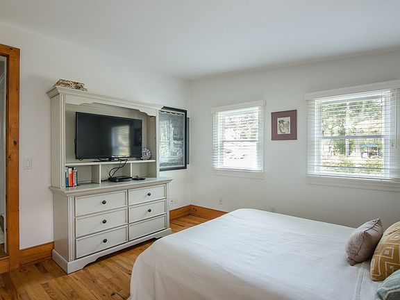 4th image of 54 Poplar St