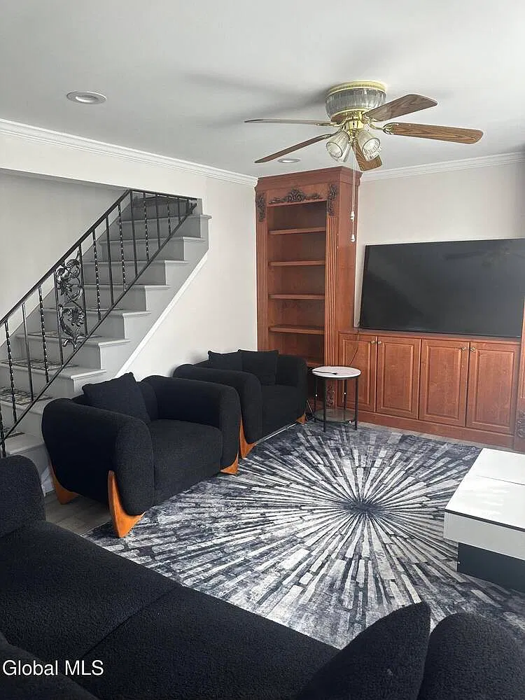 4 bed, 2.0 bath, 1837 sqft, $2,500 — Photo 3
