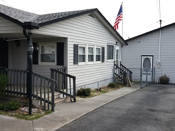 Detached Garage w Workshop