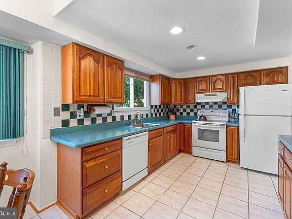 4th image of 18324 Darnell Dr