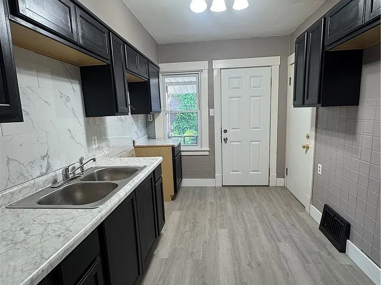 105 Manchester Ave — Photo 2
