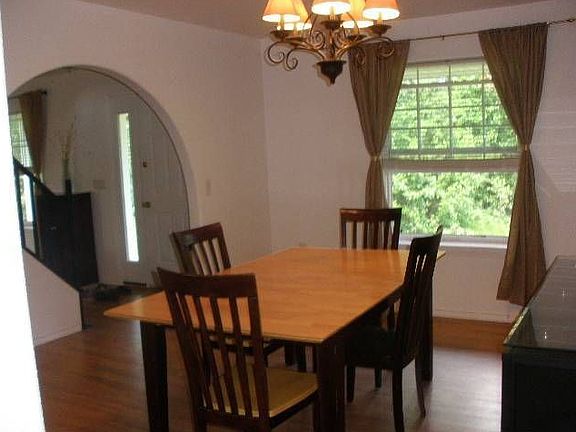 3rd image of 1109 Acorn Cir