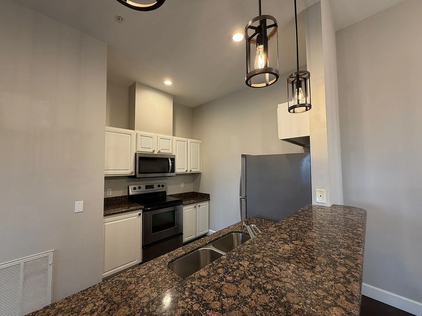 2Bd/2Ba Bellevue Condo — Photo 4