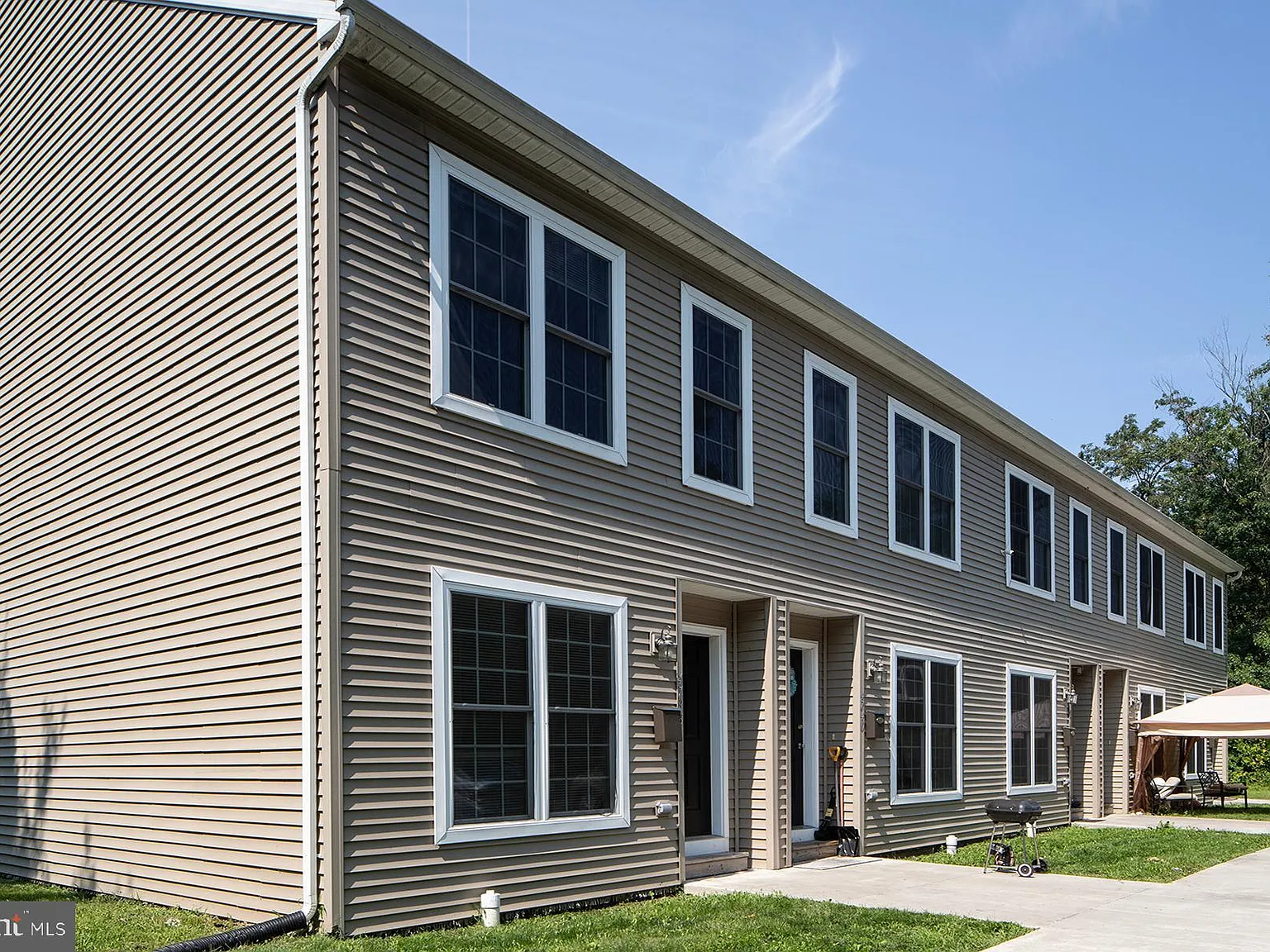 3 bed, 1.5 bath, 1276 sqft, $1,980 — Photo 1