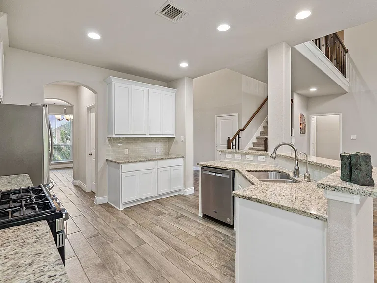 180 Santa Maria St — Photo 10