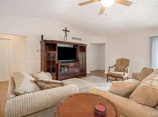 1262 Pin Oak Blf, Howell, MI 48843