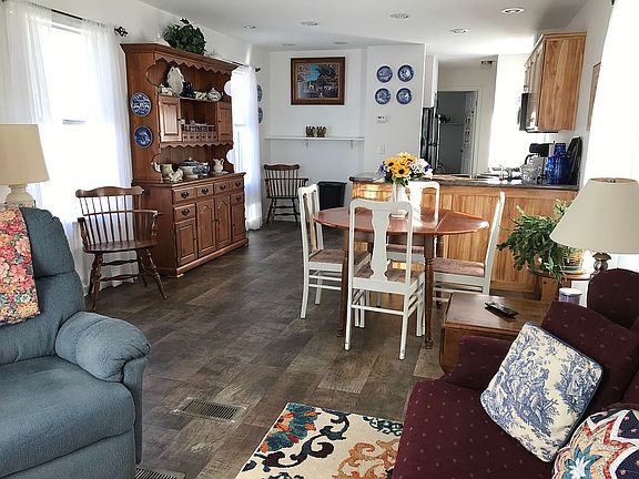 Living Room/Dining Area